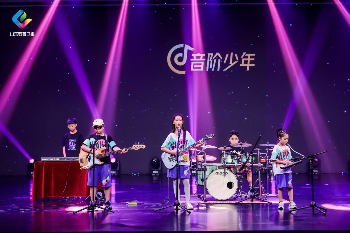 ET 音乐学员在舞台上演出